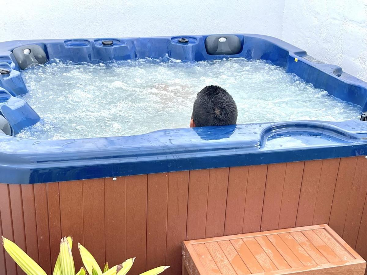 Holidays Port Ducal 3 Jacuzzi Apartment Empuriabrava